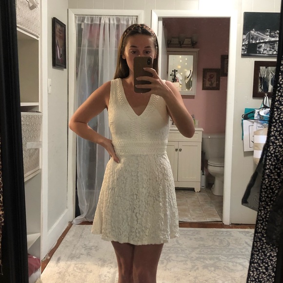 White laced dress - Picture 1 of 4